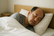 寝不足と薄毛の関係は？睡眠不足が髪に与えるリスクとは
